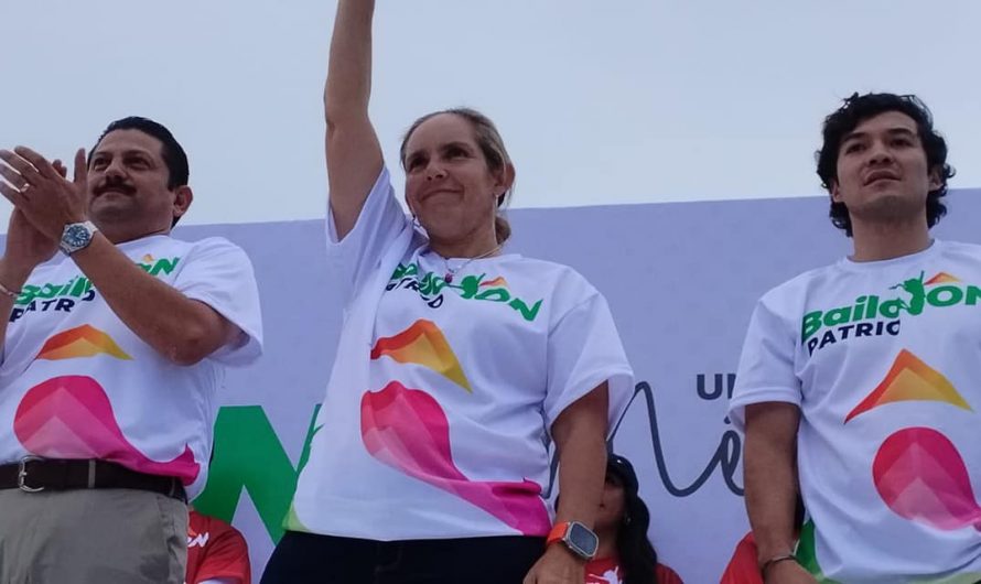 Alina Garza Herrera, titular del Instituto Estatal del Deporte de Coahuila, acompañó al Alcalde de Saltillo, José María Fraustro Siller, al Bailón Patrio «Unidos por México»