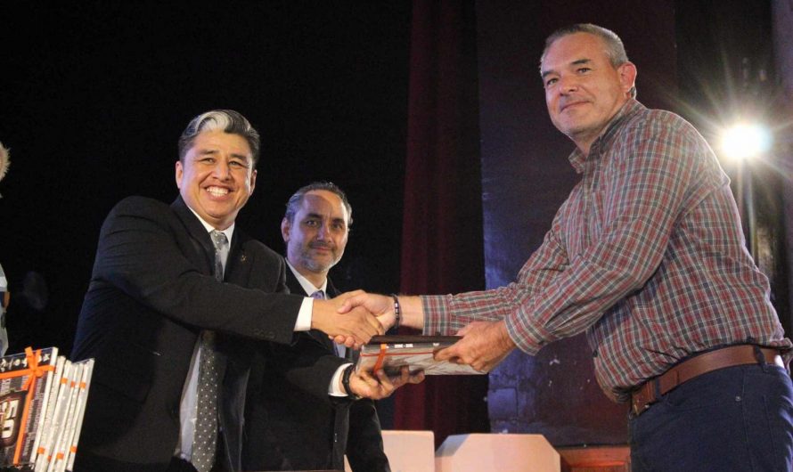 Presentan libro conmemorativo por el 50 aniversario de la AFAIS