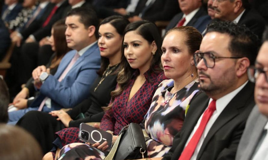 Alina Garza Herrera, directora general del Inedec, acompañó al Gobernador de Coahuila, Miguel Ángel Riquelme Solís, a su sexto informe de Gobierno.