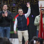 Antonio Cepeda acompaña a organizadores de la Olimpiada del Saber.